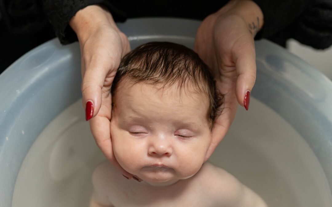 Hoe vaak moet je een pasgeboren baby in bad doen?